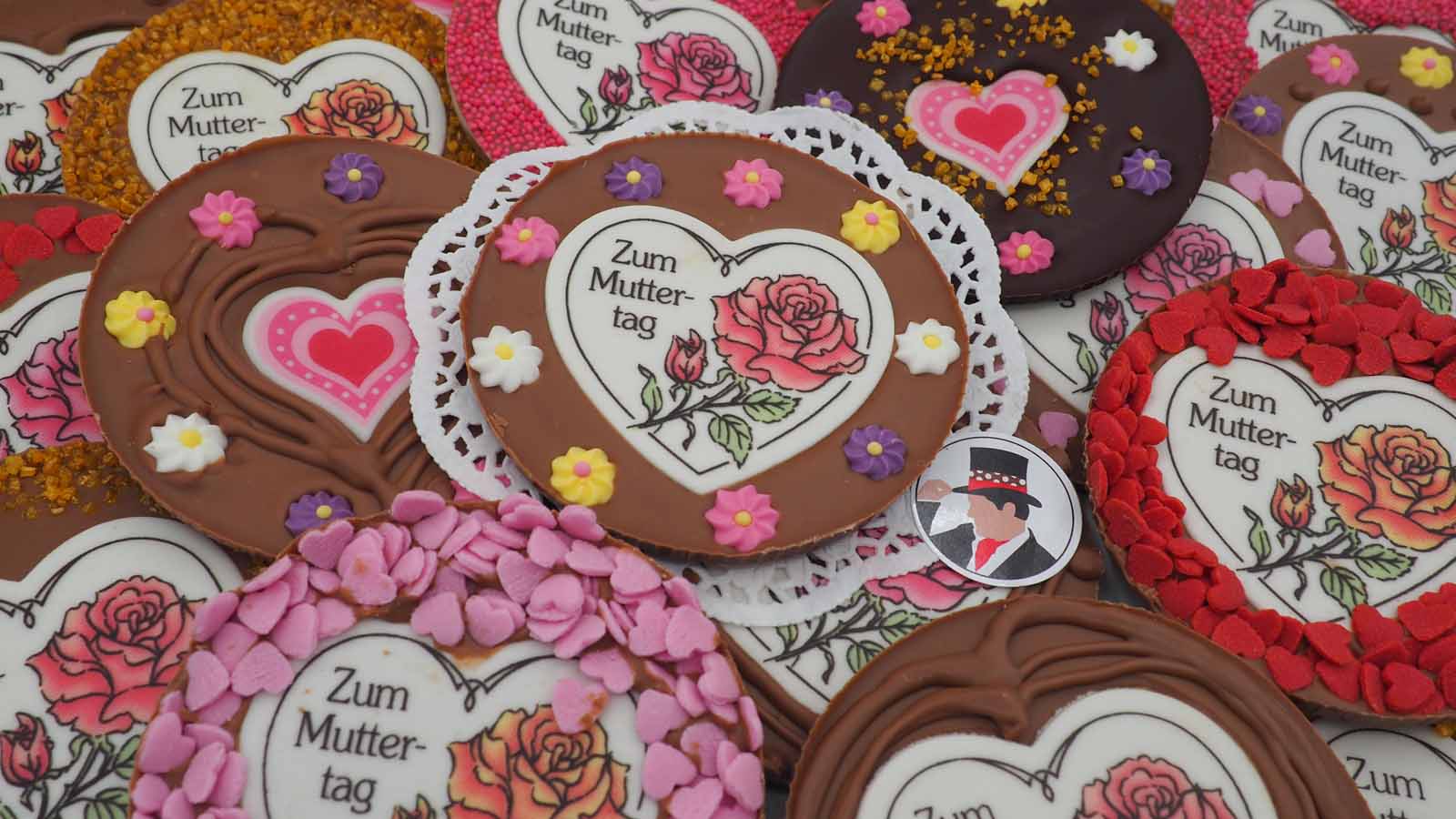 Variationen von handgezogenen Scheiben aus Schokolade zum Muttertag.