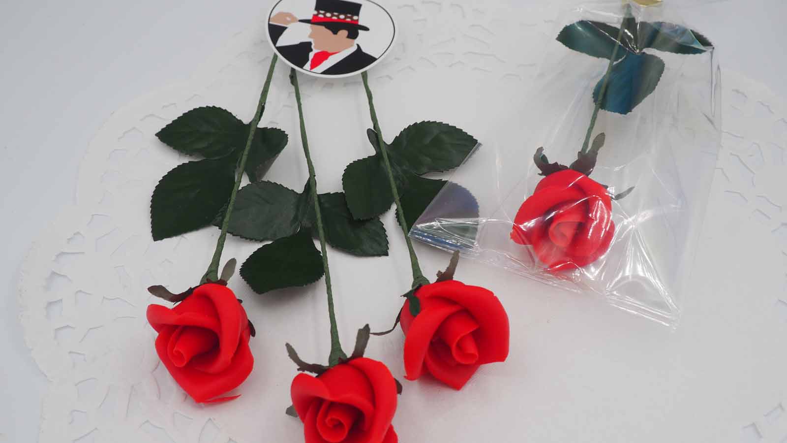 Handgemachte rote Rose aus Marzipan am Stiel, einzelverpackt.